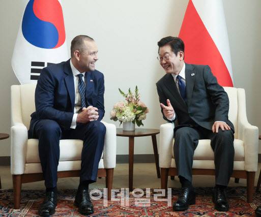 이재명 대통령과 카롤 나브로츠키 폴란드 대통령이 24일(현지 시간) 미국 뉴욕 유엔본부에서 한-폴란드 정상회담을 하고 있다. (사진=뉴시스)