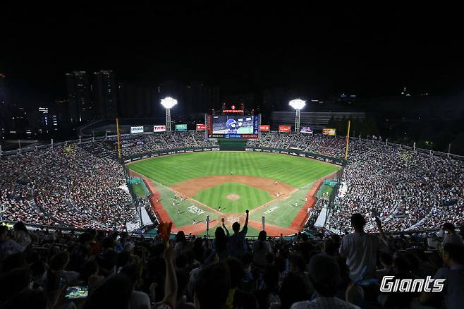 팬들로 가득 찬 롯데자이언츠 사직구장. 사진=롯데자이언츠