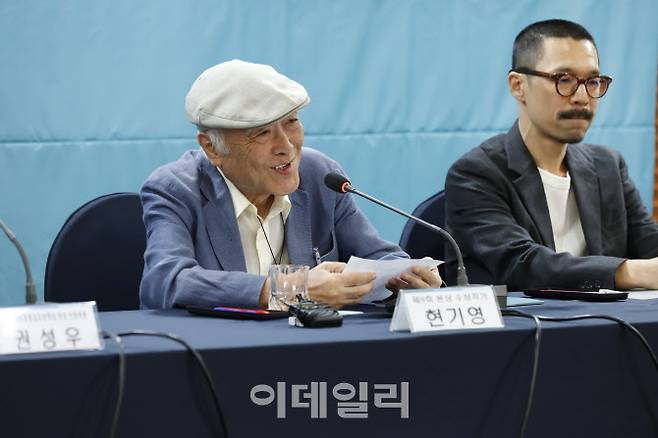 ‘제9회 이호철통일로문학상’을 수상한 현기영(왼쪽) 작가가 25일 서울 중구 한국프레스센터에서 열린 기자회견에서 소감을 말하고 있다. 오른쪽은 특별상 수상자인 김기창 작가. (사진=은평구)