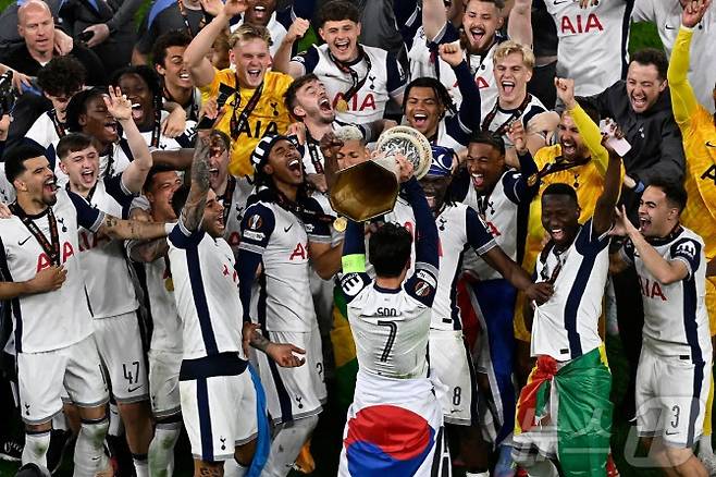 토트넘 홋스퍼가 유로파리그 우승을 차지한 뒤 주장 손흥민이 트로피를 높이 들어올리고 있다. 사진=AFPBBNews