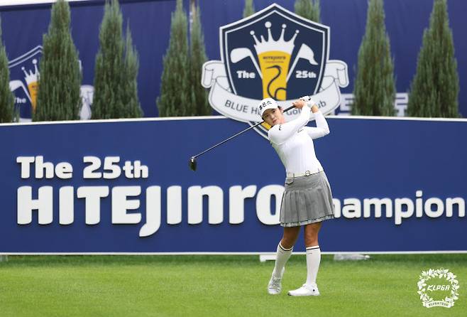 박도영이 1번홀에서 힘차게 티샷을 하고 있다. (사진=KLPGA)