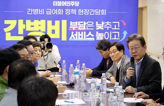 이재명 대통령(당시 더불어민주당 대표, 사진 우측)이 2023년 서울 구로구 더세인트요양병원에서 열린 간병비 급여화 정책 현장간담회에서 발언하고 있다.(사진=이데일리DB)