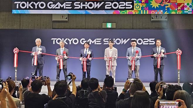 - 일본컴퓨터엔터테인먼트협회(CESA) 츠지모토 하루히토 회장(가운데)을 비롯한 게임 업계 관계자들이 TGS 2025 개막을 알렸다