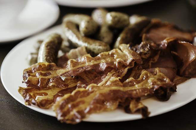 소시지, 베이컨, 햄 등의 가공육은 간편해서 아침 식사 메뉴로 애용된다. 하지만 뇌 건강에는 가장 해로운 식품이다. 사진= 게티이미지뱅크