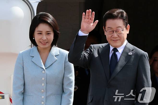 이재명 대통령과 부인 김혜경 여사가 미국 뉴욕에서 열리는 제80차 유엔총회 참석을 위해 지난 22일 오전 경기도 성남 서울공항을 통해 출국하며 인사를 하고 있다. 2025.9.22/뉴스1 ⓒ News1 황기선 기자