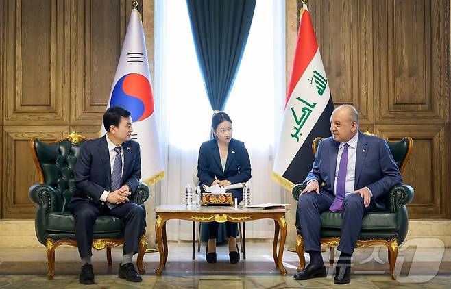 안규백 국방부 장관이 24일 이라크 바그다드에서 타벳 모하메드 사이에드 알 아바시 이라크 국방부장관과 회담을 갖고 있다. (국방부 제공. 재판매 및 DB 금지) 2025.9.25/뉴스1