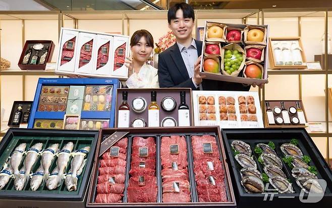 더현대대구 직원이 추석 선물세트를 들어 보이고 있다.(더현대대구 제공. 재판매 및 DB 금지)