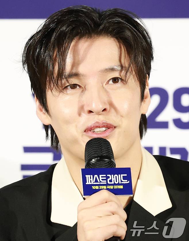 배우 강하늘이 25일 오전 서울 용산구 CGV용산아이파크몰에서 열린 영화 '퍼스트 라이드'(감독 남대중) 제작보고회에 참석해 인사말을 하고 있다. '퍼스트 라이드'는 끝을 보는 놈 태정(강하늘 분), 해맑은 놈 도진(김영광 분), 잘생긴 놈 연민(차은우 분), 눈 뜨고 자는 놈 금복(강영석 분), 사랑스러운 놈 옥심(한선화 분)까지 뭉치면 더 웃긴 24년 지기 친구들이 첫 해외여행을 떠나는 코미디 영화다. 2025.9.25/뉴스1 ⓒ News1 권현진 기자