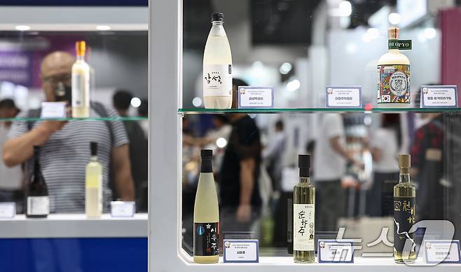 25일 서울 강서구 코엑스 마곡에서 열린 '서울국제주류&와인박람회'에서 관람객들이 전통주를 살펴보고 있다. 2025.9.25/뉴스1 ⓒ News1 김도우 기자