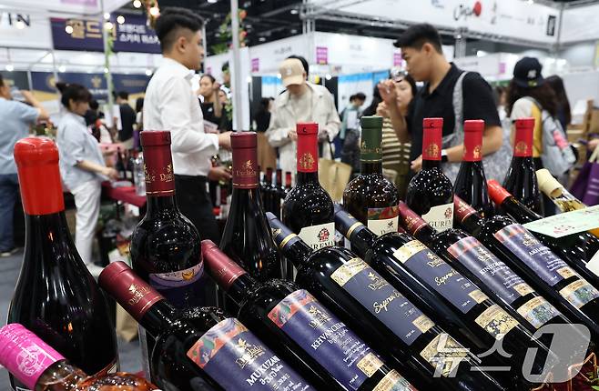 25일 서울 강서구 코엑스 마곡에서 열린 '서울국제주류&와인박람회'에서 관람객들이 와인을 시음하고 있다. 2025.9.25/뉴스1 ⓒ News1 김도우 기자