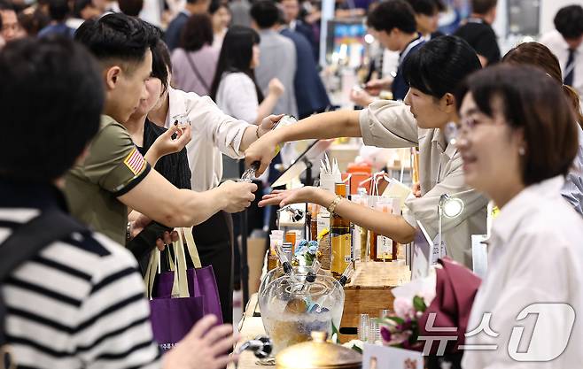 25일 서울 강서구 코엑스 마곡에서 열린 '서울국제주류&와인박람회'에서 관람객들이 술을 시음하고 있다. 2025.9.25/뉴스1 ⓒ News1 김도우 기자