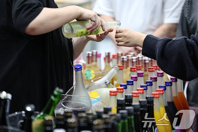 25일 서울 강서구 코엑스 마곡에서 열린 '서울국제주류&와인박람회'에서 관람객들이 일본술을 시음하고 있다. 2025.9.25/뉴스1 ⓒ News1 김도우 기자