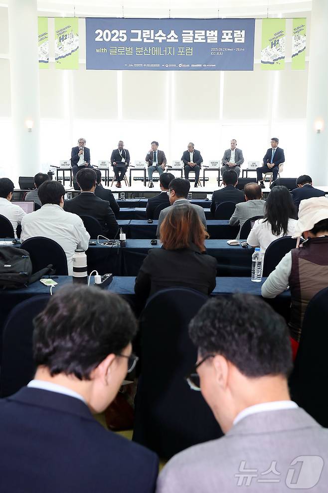 25일 오후 제주국제컨벤션센터 오션뷰에서 '2025 그린수소 글로벌 포럼' 글로벌 라운드 테이블이 진행되고 있다. 2025.9.25/뉴스1 ⓒ News1 오미란 기자