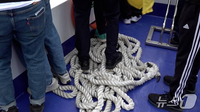 한강버스 정박줄 위에 올라선 승객