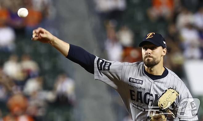 25일 오후 서울 송파구 잠실야구장에서 열린 프로야구 '2025 신한 SOL뱅크 KBO 리그' 한화 이글스와 두산 베어스의 경기에서 한화 선발 라이언 와이스가 역투하고 있다. 2025.9.25/뉴스1 ⓒ News1 김민지 기자