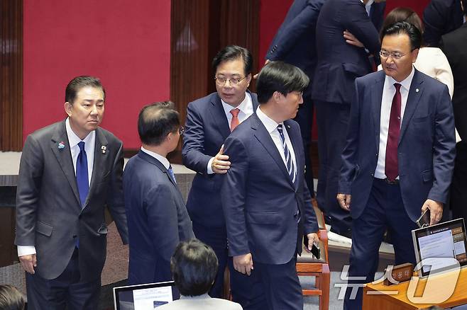 김병기 더불어민주당 원내대표와 송언석 국민의힘 원내대표가 25일 서울 여의도 국회에서 열린 제429회 국회(정기회) 제9차 본회의에서 민주유공자 예우에 관한 법률안에 대한 신속처리안건 지정동의의 건이 명패수보다 투표수가 많은 상황이 발생하자 우원식 의장과 대화한 후 자리로 돌아가고 있다. 2025.9.25/뉴스1 ⓒ News1 신웅수 기자