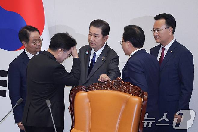 우원식 국회의장이 25일 서울 여의도 국회에서 열린 제429회 국회(정기회) 제9차 본회의에서 민주유공자 예우에 관한 법률안에 대한 신속처리안건 지정동의의 건이 명패수보다 투표수가 많은 상황이 발생하자 김병기 더불어민주당 원내대표와 송언석 국민의힘 원내대표를 불러 대화하고 있다. 2025.9.25/뉴스1 ⓒ News1 신웅수 기자