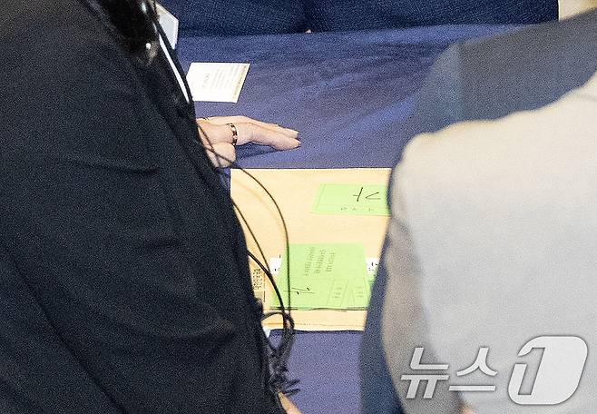 25일 서울 여의도 국회에서 열린 제429회국회(정기회) 9차 본회의에서 공익신고자 보호법 일부개정법률안 등 신속처리안건(패스트트랙) 들의 지정 동의의 건 무기명 투표 후 개표 중 감표 위원인 김기표 더불어민주당 의원과 임종득 국민의힘 의원이 무효표 기준 등으로 대화하고 있다. 2025.9.25/뉴스1 ⓒ News1 이승배 기자