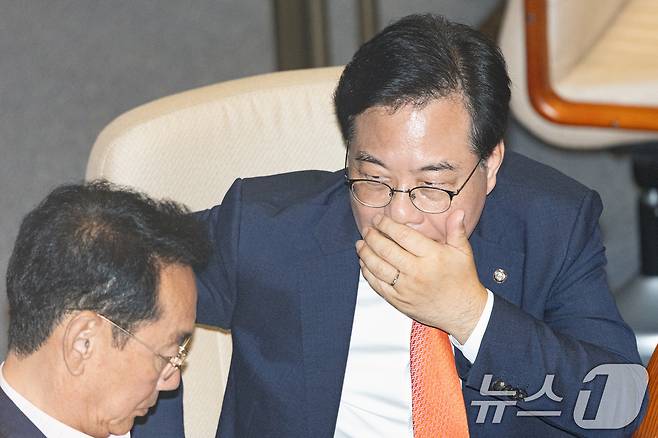 송언석 국민의힘 원내대표가 25일 서울 여의도 국회에서 열린 제429회국회(정기회) 9차 본회의에서 김도읍 정책위의장과 대화하고 있다. 2025.9.25/뉴스1 ⓒ News1 이승배 기자