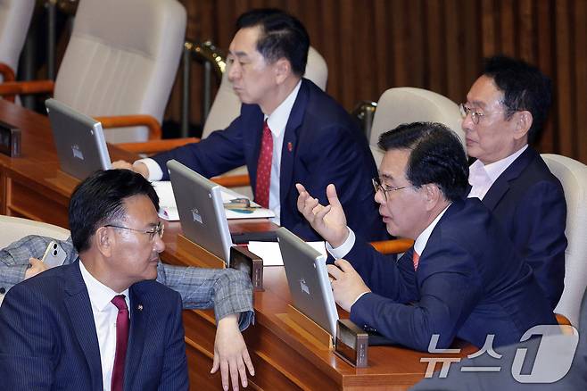 송언석 국민의힘 원내대표가 25일 서울 여의도 국회에서 열린 제 429회 국회(정기회) 제9차 본회의에서 의원들과 대화하고 있다. 2025.9.25/뉴스1 ⓒ News1 신웅수 기자