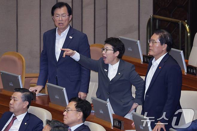 임이자 국민의힘 의원이 25일 서울 여의도 국회에서 열린 제429회 국회(정기회) 제9차 본회의에서 민주유공자 예우에 관한 법률안에 대한 신속처리안건 지정동의의 건이 명패수보다 투표수가 많은 상황이 발생하자 우원식 의장에게 재투표를 요구하고 있다. 2025.9.25/뉴스1 ⓒ News1 신웅수 기자