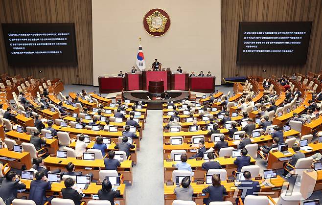 우원식 국회의장이 25일 서울 여의도 국회에서 열린 제429회 국회(정기회) 제9차 본회의에서 민주유공자 예우에 관한 법률안에 대한 신속처리안건 지정동의의 건을 가결시키고 있다. 2025.9.25/뉴스1 ⓒ News1 신웅수 기자