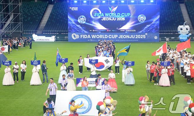 2025 전주드론축구월드컵 개막식이 열린 25일 전북 전주시 월드컵경기장에서 선수단이 입장하고 있다. 2025.9.25/뉴스1 ⓒ News1 유경석 기자