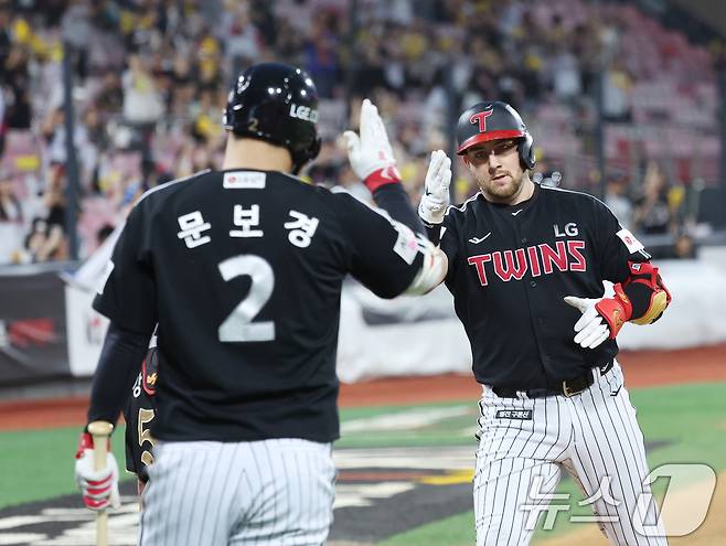 LG 트윈스 오스틴 딘(오른쪽)과 문보경. 2025.9.16/뉴스1 ⓒ News1 김영운 기자