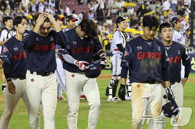 고개 숙인 롯데 자이언츠 선수들. 2025.8.20/뉴스1 ⓒ News1 장수영 기자