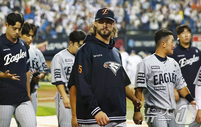 25일 오후 서울 송파구 잠실야구장에서 열린 프로야구 '2025 신한 SOL뱅크 KBO 리그' 한화 이글스와 두산 베어스의 경기에서 7대0으로 패배한 한화 선수들이 아쉬워하고 있다. 2025.9.25/뉴스1 ⓒ News1 김민지 기자