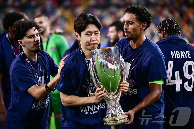 UEFA 슈퍼컵 우승 트로피를 든 이강인(가운데).ㅌ ⓒ AFP=뉴스1