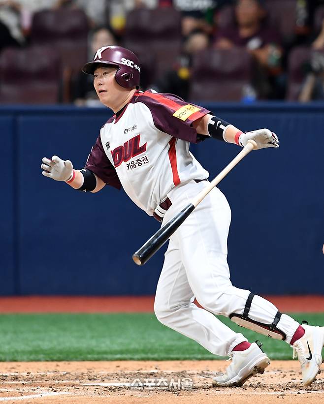 키움 이원석이 16일 서울 고척스카이돔에서 열린 2024 KBO리그 두산전에서 3회말 1사 만루 상황에서 두산 선발 곽빈을 상대로 역전 2타점 적시타를 치고 있다. 고척 | 박진업 기자 upandup@sportsseoul.com