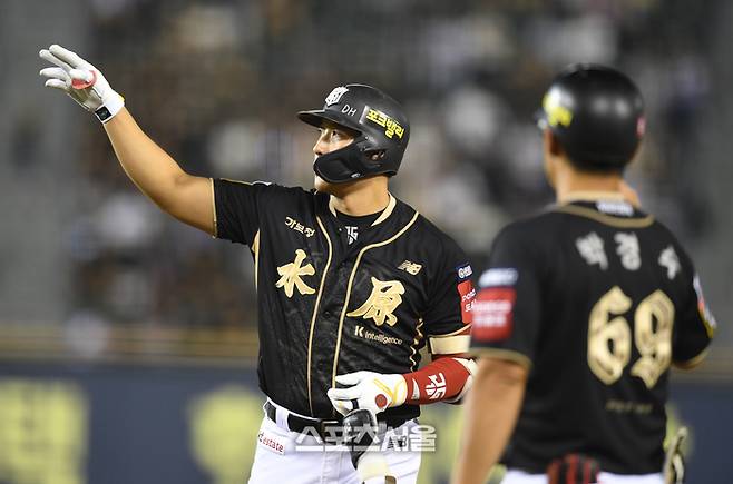 KT 황재균이 11일 서울 잠실구장에서 열린 2025 KBO리그 LG와 경기 7회초 무사1,3루 1타점 좌전안타를 친 후 세리머니를 하고 있다. 잠실 | 최승섭 기자 thunder@sportsseoul.com