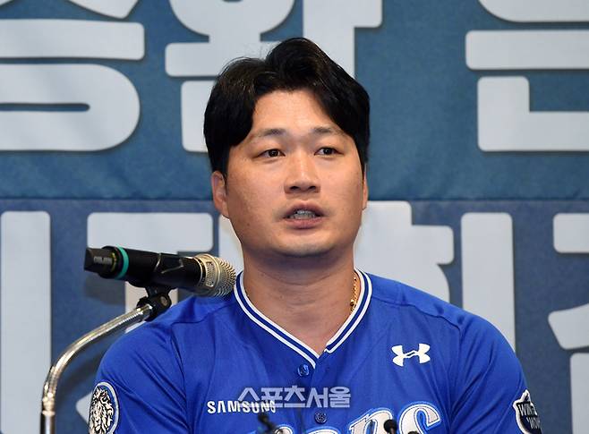 삼성 오승환이 7일 인천 연수구 오라카이송도호텔에서 진행된 은퇴 기자회견에서 취재진의 질문에 답을 하고 있다. 인천 | 박진업 기자 upandup@sportsseoul.com