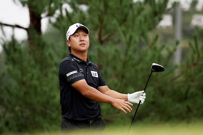 전가람이 25일 열린 KPGA 투어 현대해상 최경주 인비테이셔널 1라운드 2번 홀에서 티샷 후 방향을 보고 있다. 사진 | KPGA