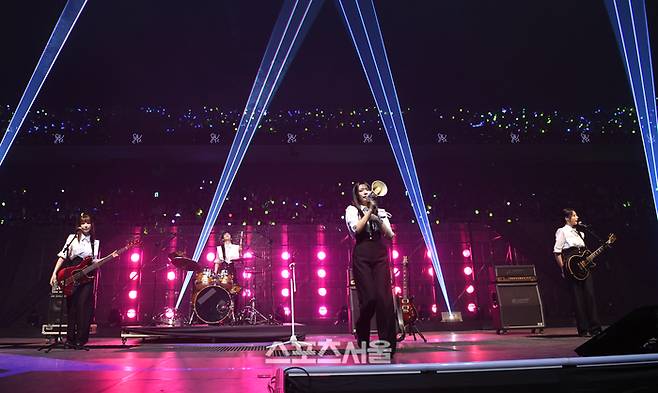 QWER의 시연이 인천 중구 인스파이어 아레나에서 열린 제34회 ‘서울가요대상’에서 확성기를 들고 열정적인 무대를 선보이고 있다. 2025. 6. 21.  인천 | 박진업 기자