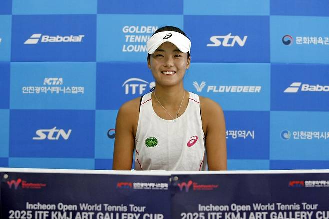 구연우가 25일 인천에 위치한 열우물 테니스장 센터코트에서 치러진 '2025 국제테니스연맹(ITF) KMJ 아트갤러리컵 인천 여자국제테니스투어' 단식 16강 경기 후 포즈를 취하고 있다. /사진(인천)=테니스코리아 제공