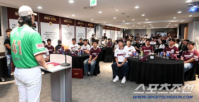 24일 고척스카이돔에서 열린 KIA와 키움의 경기, 경기 전 진행된 키움 히어로즈의 2026 신인선수 환영행사에서 안우진이 질문에 답하고 있다. 고척=허상욱 기자wook@sportschosun.com/2025.09.24/