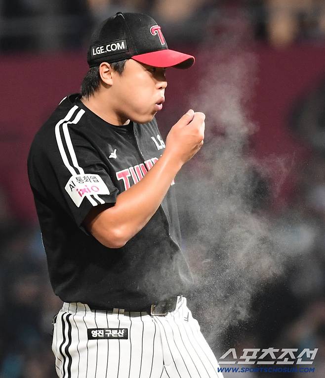 6회 밀어내기 실점을 허용하고 있는 LG 이지강.