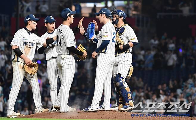 24일 창원 NC파크에서 열린 KBO리그 NC와 LG의 경기. NC가 LG에 승리했다. 경기 종료 후 승리의 기쁨을 나누고 있는 NC 선수들.
