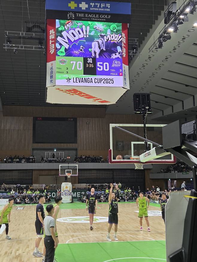 비시즌 열린 레방가컵 전광판 모습. 낙농산업의 중심인 홋카이도를 홍보하기 위한 전광판의 모습이다. 이런 자그마한 이벤트들이 켜켜히 쌓여 지역상생의 밑거름이 된다. 삿포로(일본)=류동혁 기자