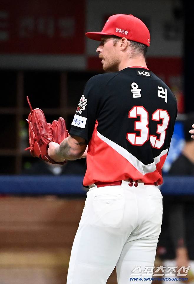 24일 고척스카이돔에서 열린 KIA와 키움의 경기, 6회말 2사 1루 KIA 올러가 키움 임지열을 삼진 처리하며 이닝을 끝낸 후 한준수를 향해 박수를 보내고 있다. 고척=허상욱 기자wook@sportschosun.com/2025.09.24/