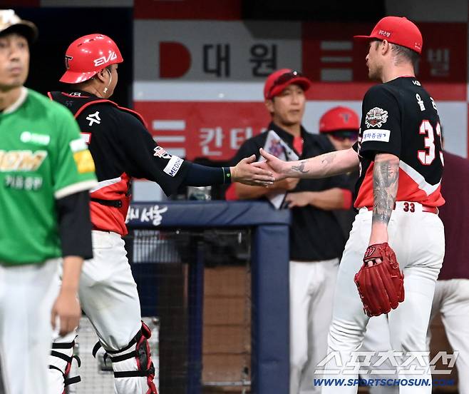 24일 고척스카이돔에서 열린 KIA와 키움의 경기, 6회말 2사 1루 KIA 올러가 키움 임지열을 삼진 처리하며 이닝을 끝낸 후 한준수와 손을 맞대고 있다. 고척=허상욱 기자wook@sportschosun.com/2025.09.24/