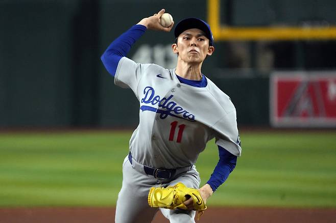 LA 다저스 사사키 로키가 25일(한국시각) 빅리그에 복귀해 애리조나 다이아몬드백스와의 원정경기에 7회말 구원등판해 힘차게 공을 던지고 있다. Imagn Images연합뉴스