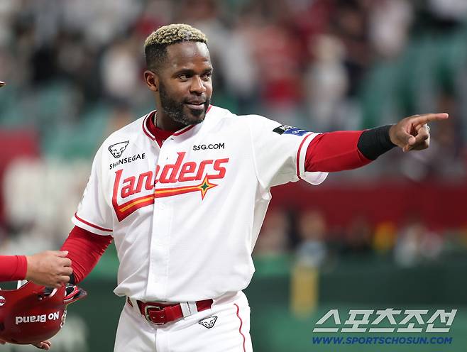 23일 인천 SSG랜더스필드에서 KIA-SSG전. SSG 에레디아가 KIA 더그아웃을 향해 손짓하고 있다. 인천=정재근 기자 cjg@sportschosun.com/2025.9.23/