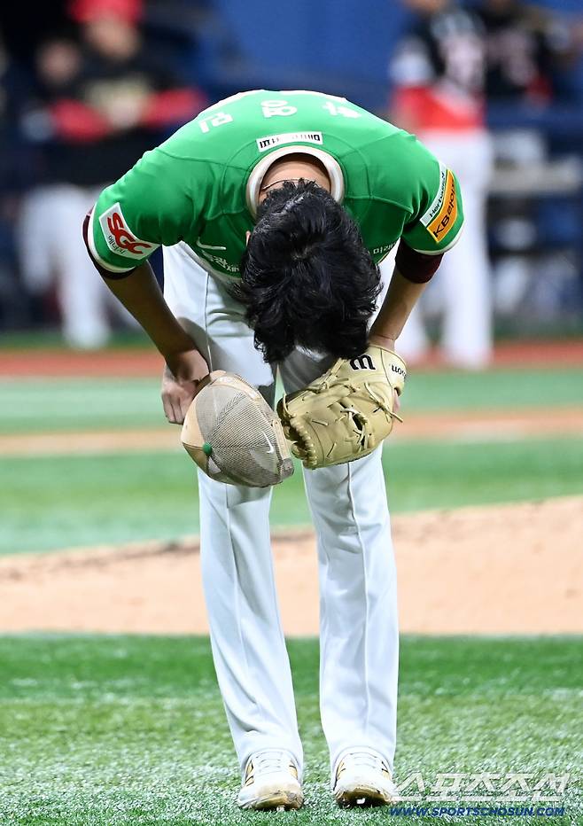 24일 고척스카이돔에서 열린 KIA와 키움의 경기, 7회초 투구를 끝낸 키움 하영민이 팬들에게 모자를 벗고 고개숙여 인사하고 있다. 고척=허상욱 기자wook@sportschosun.com/2025.09.24/