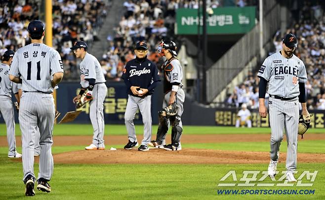 25일 잠실야구장에서 열린 한화와 두산의 경기, 5회말 한화 와이스가 마운드를 내려가고 있다. 와이스에 이어 마운드에 오르는 엄상백의 모습. 잠실=허상욱 기자wook@sportschosun.com/2025.09.25/