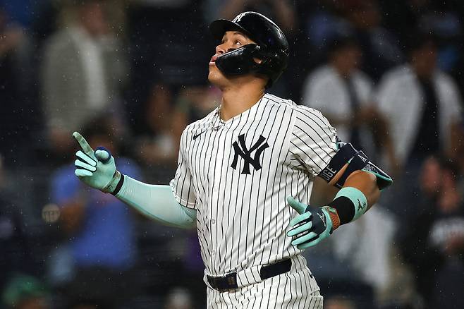 뉴욕 양키스 애런 저지가 25일(한국시각) 양키스타디움에서 열린 시카고 화이트삭스전에서 8회말 솔로홈런을 날리고 들어와 세리머니를 하고 있다. AFP연합뉴스