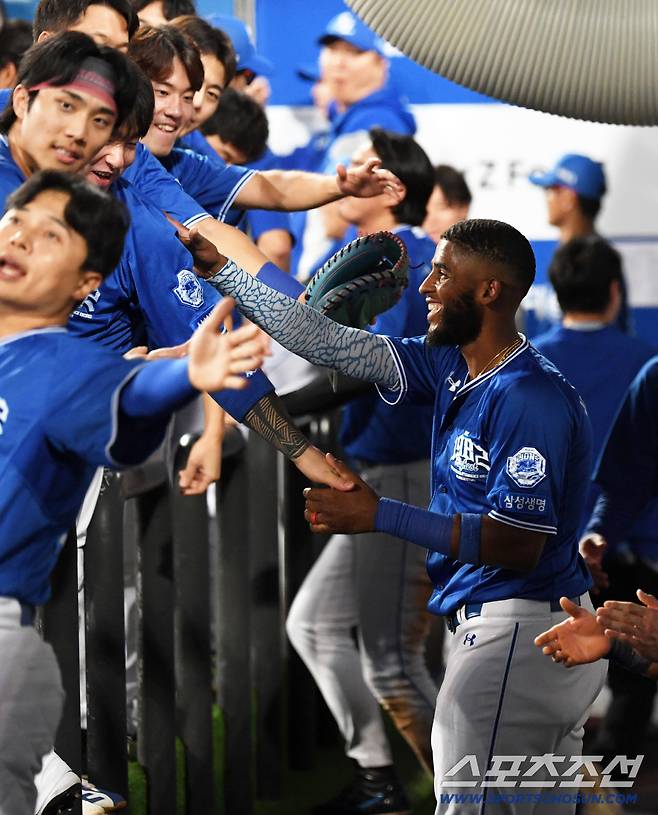 25일 대구 라이온즈파크에서 열린 삼성 라이온즈와 키움 히어로즈 경기. 5회말 1사 3루 삼성 디아즈가 적시타를 날리며 단일 시즌 최다 타점 신기록을 달성했다. 김영웅 투런포 때  득점한 디아즈가 더그아웃에 들어서 환호하고 있다. 대구=박재만 기자 pjm@sportschosun.com/2025.09.25/
