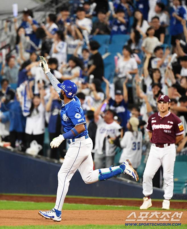 25일 대구 라이온즈파크에서 열린 삼성 라이온즈와 키움 히어로즈 경기. 8회말 2사 1,3루 삼성 디아즈가 스리런포를 날린 뒤 환호하고 있다. 2015시즌 삼성 나바로가 가지고 있던 외국인 타자 단일 시즌 최다 홈런(48홈런) 기록을 디아즈(49홈런)가 다시 세웠다.  대구=박재만 기자 pjm@sportschosun.com/2025.09.25/
